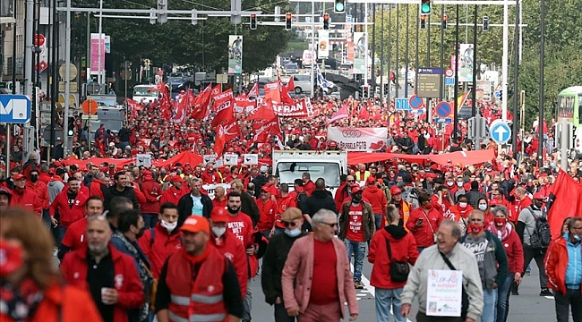 Brüksel'de binlerce işçi ücretlerine zam yapılmasına sınır koyan yasayı protesto etti