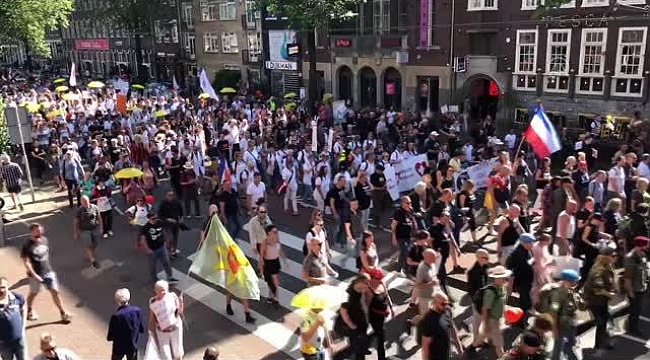 Hollanda'da binlerce gösterici aşı zorunluluğunu ve Kovid-19 önlemlerini protesto etti