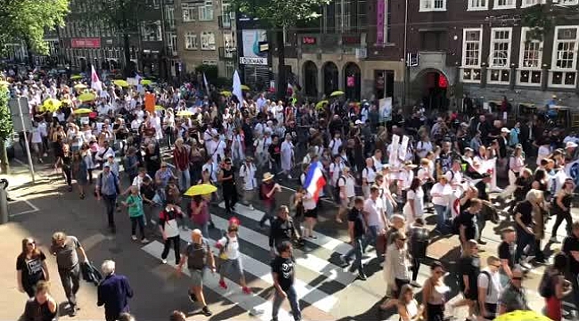 Hollanda'da on binlerce kişi Covid-19 kısıtlamalarını protesto etti
