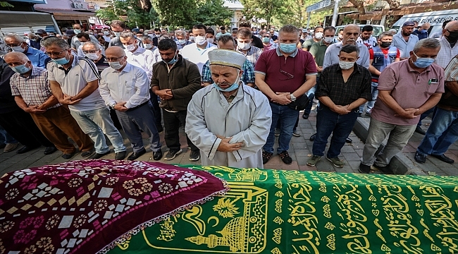 Uçakta geçirdiği rahatsızlık sonucu ölen kadının cenazesi, İzmir'de defnedildi