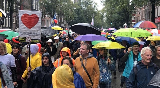 Amsterdam'da Korona Kartı" uygulamasını 25 bin kişi protesto etti