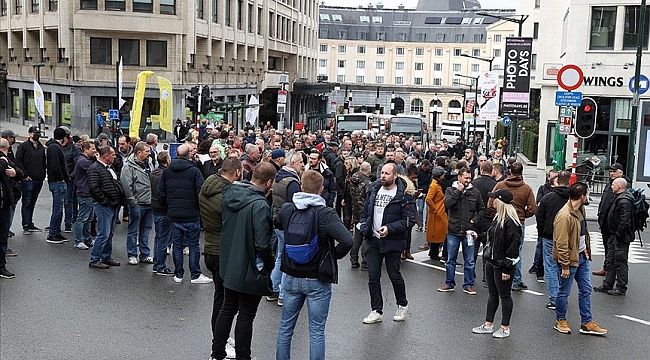 Belçika'da polisler, maaş ve emeklilik hakları konularında hükümeti protesto etti