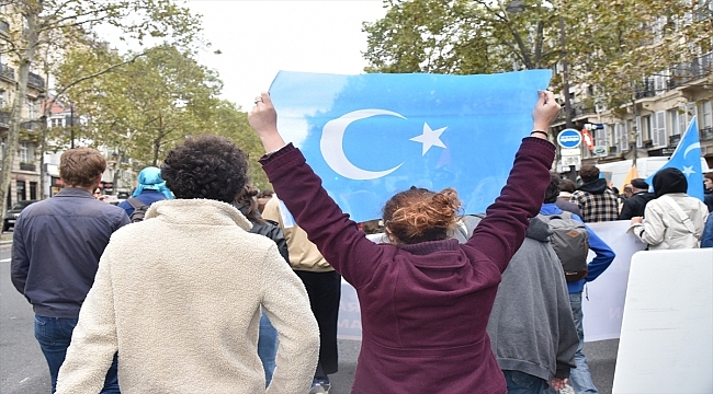 Fransa'da Uygur Türkleri Çin'i protesto etti