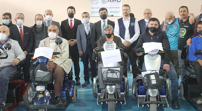 Gurbetçilerden Yozgat'taki engellilere akülü araç desteği