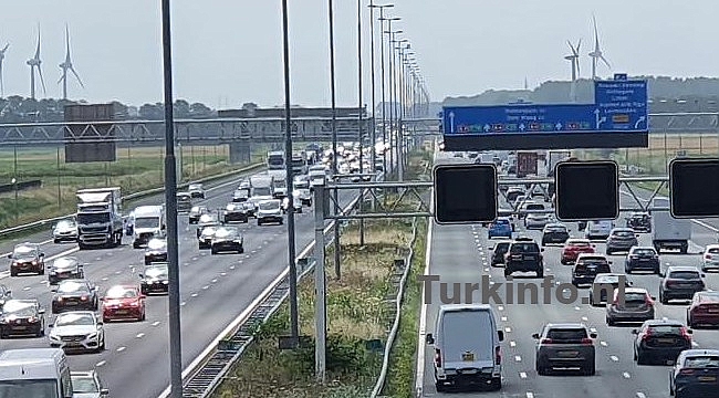 Hollanda'da otoyollarda 565 kilometre ile son bir yılın en uzun kuyruğu oluştu