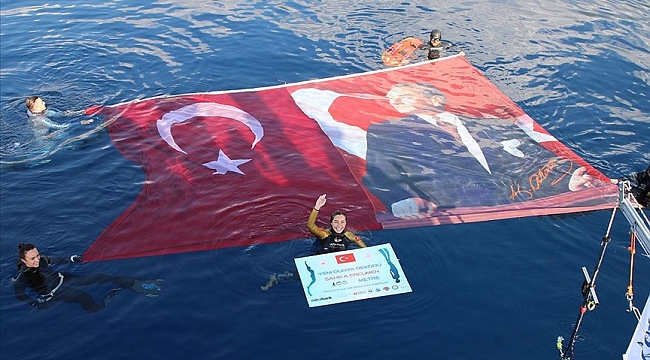 Şahika Ercümen Cumhuriyet'in 98'inci yılına ithafen 100 metreye dalarak dünya rekoru kırdı