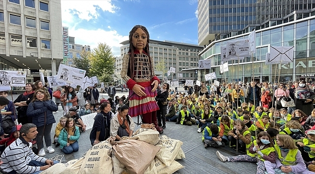 Suriyeli çocukların simgesi 3,5 metrelik "Küçük Emel" Brüksel'de