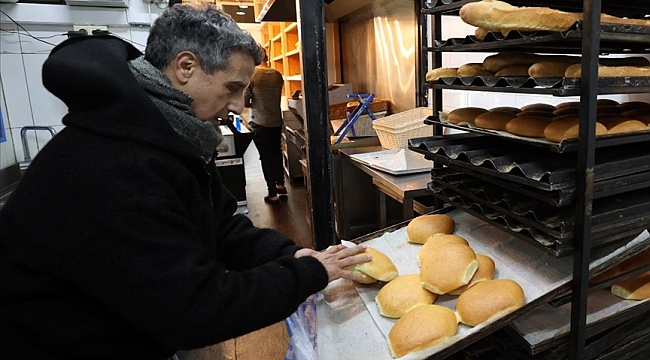 Belçika'da otelinde evsizleri ağırlayan Faslı iş adamı geceleri muhtaçlara ekmek dağıtıyor