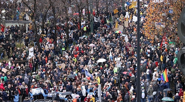 Brüksel'de yaklaşık 35 bin kişi sıkılaştırılan Kovid-19 tedbirlerini protesto etti