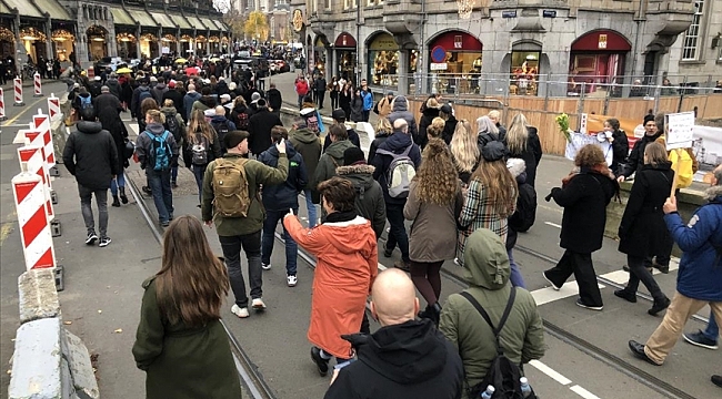 Hollanda'da Kovid-19 kısıtlamaları karşıtı gösteriler devam ediyor
