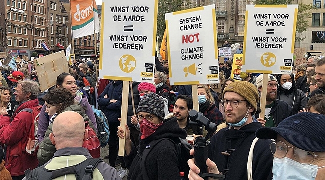 Hollanda'da on binlerce kişi iklim için yürüdü