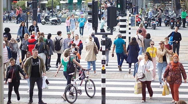 Hollanda'da salgında eskiye döndü, maske ve mesafe kuralı geri geldi