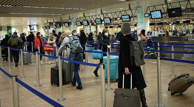 Hollanda'ya Güney Afrika'dan gelen 600 yolcunun 61'inin testi pozitif çıktı