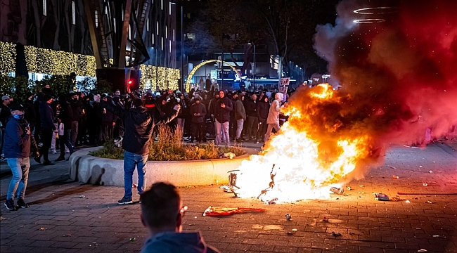Rotterdam'da Kovid-19 kısıtlamaları karşıtı gösteride eylemciler polisle çatıştı