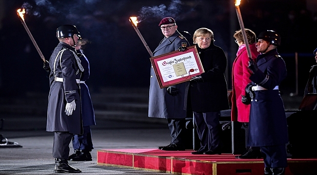 Almanya Başbakanı Merkel için askeri veda töreni düzenlendi