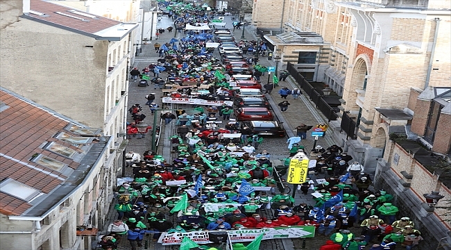 Belçika'da sağlık çalışanları hükümetin zorunlu aşı kararını protesto etti