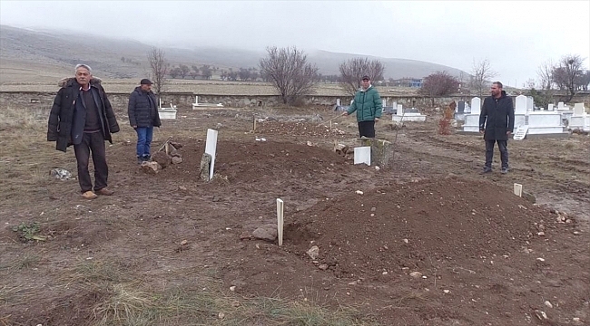 Cenazeleri karışan gurbetçi aile, oğulları ile kimsesiz kişiye ait cenazeyi yan yana defnetti