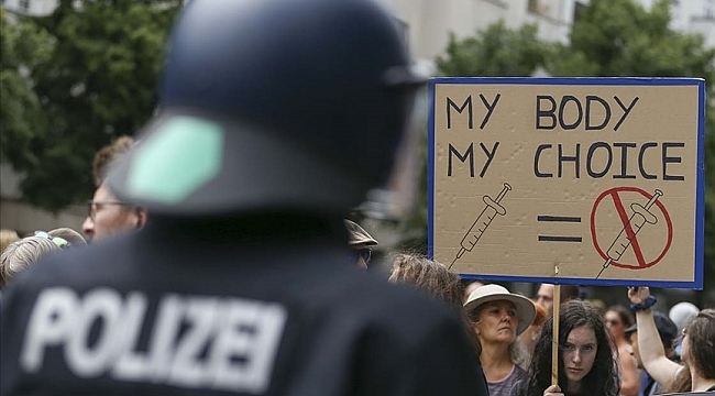 Almanya'da hükümetin Kovid-19 politikası protesto edildi