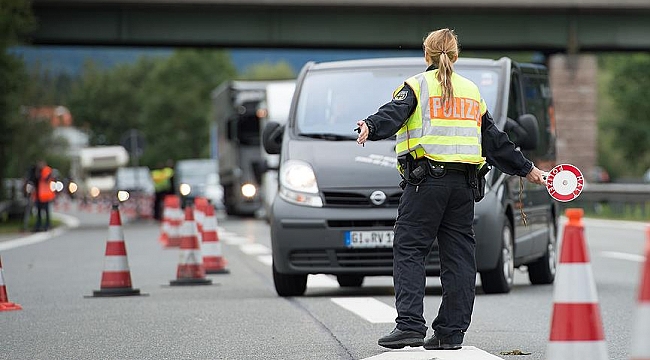 Almanya'da iki polis trafik kontrolü sırasında vurularak öldürüldü