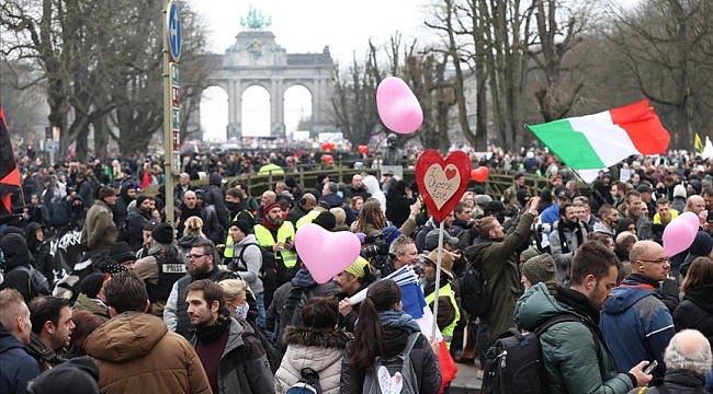 Brüksel'de 50 bin kişi Kovid-19 tedbirlerini protesto etti