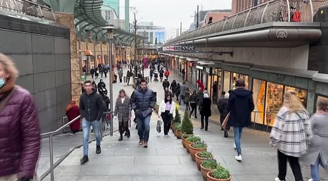 Hollanda'da Kovid-19 kısıtlamaları kademeli olarak kaldırıldı