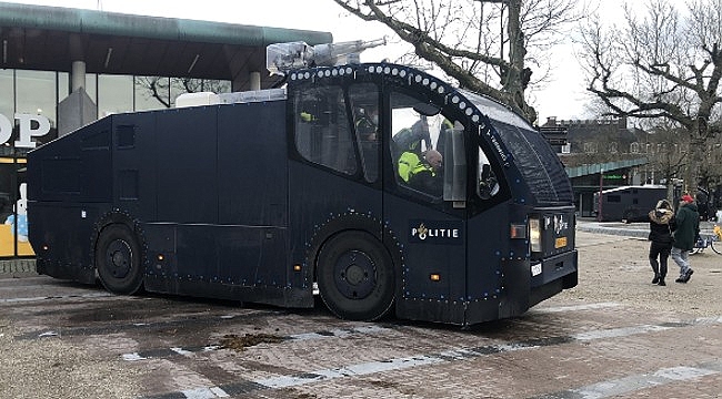 Hollanda'daki Covid-19 protestolarında 30 kişi gözaltına alındı