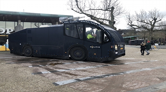 Hollanda'da yasaklara rağmen Kovid-19 kısıtlamaları protesto edildi