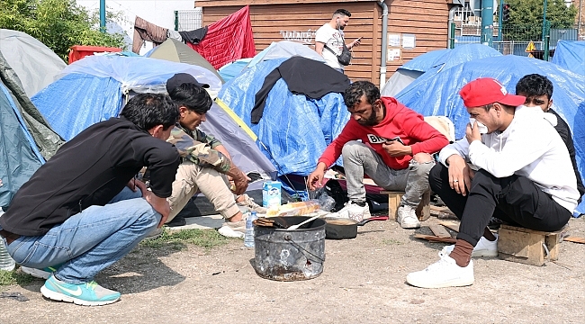 Fransa'da düzensiz göçmenler otoparkta yaşam mücadelesi veriyor