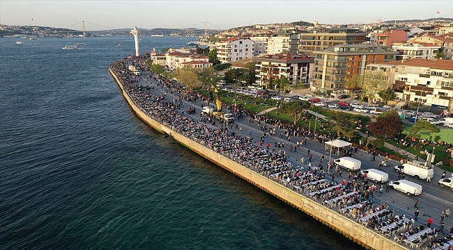 Geleneksel Büyük Üsküdar İftarı sahil boyunca 2 kilometre uzunlukta kuruldu 