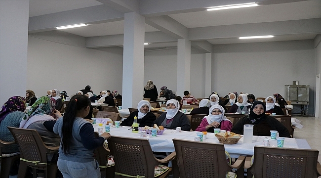 Gurbetçilerin desteğiyle kurulan iftar sofrası mahalle sakinlerini buluşturuyor