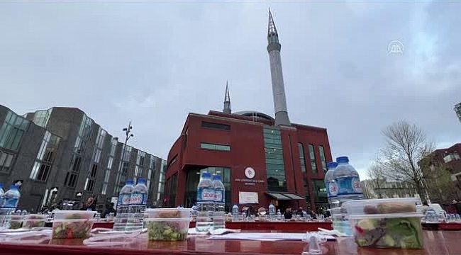Hollanda'da cami önünde 1300 kişilik sokak iftarı