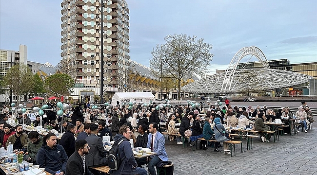 Hollanda'da üniversiteli gençlerden şehir merkezinde sokak iftarı