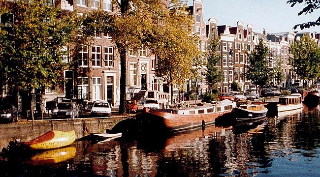 Turistlerle Dolu Minibüs Amsterdam'da Kanala Uçtu!