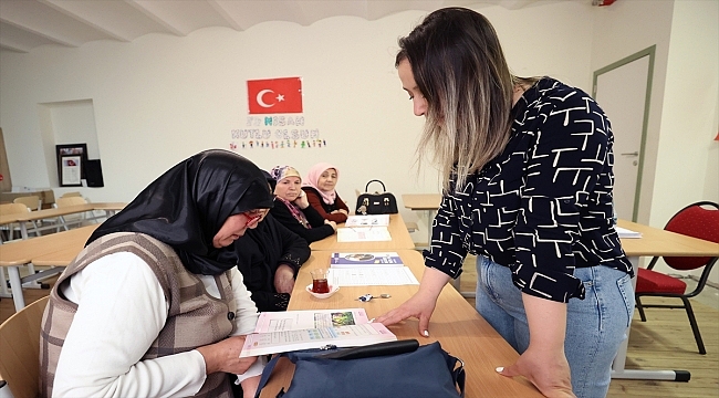 60 yaş ve üzeri gurbetçi kadınlar, Belçika'da okuma yazma öğreniyor