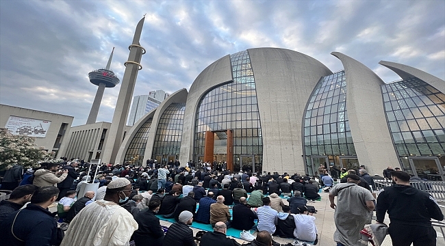 Almanya'da bayram namazında camiler doldu