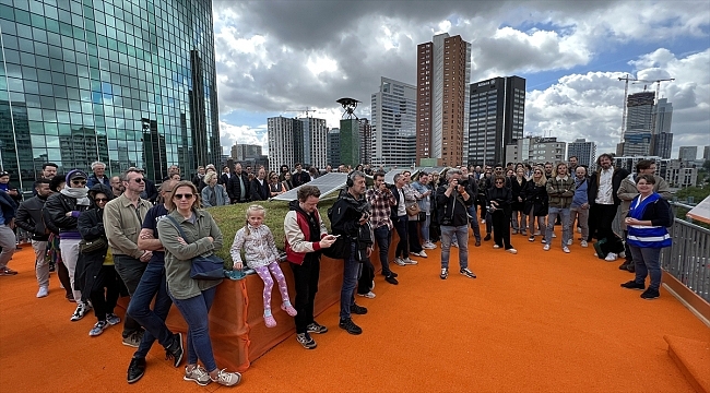 Hollanda'da iki çatı arasına inşa edilen geçici köprü ziyarete açıldı