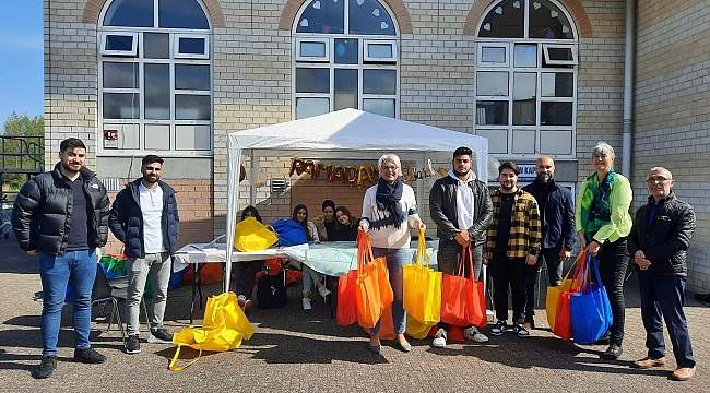 Zaandam Sultan Ahmet Camii gençliği ihtiyaç sahibi 500 çocuğa bayram hediyesi