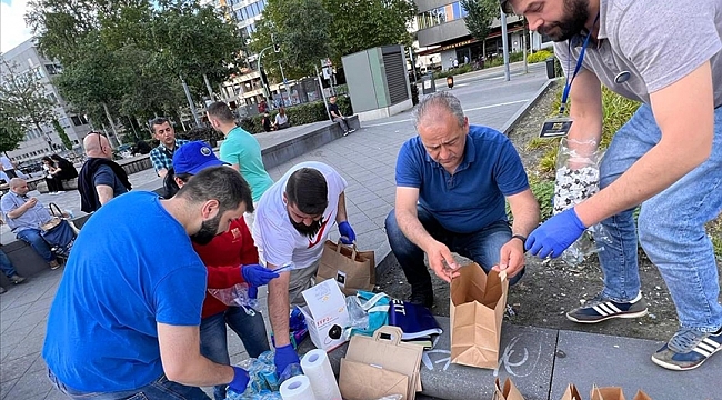 Almanya'da Türk gençleri sokakta yaşayanlara gıda yardımında bulundu