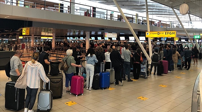 Amsterdam Schiphol Havalimanı'ndaki yoğunluğa çözüm bulunamıyor