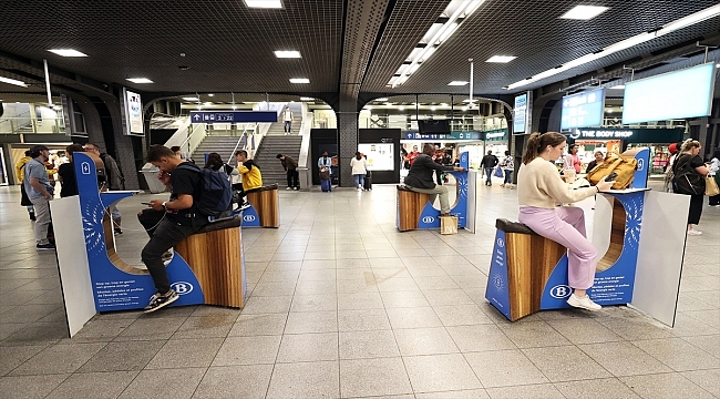 Brüksel'de tren yolcuları pedal çevirerek telefonlarını şarj ediyor