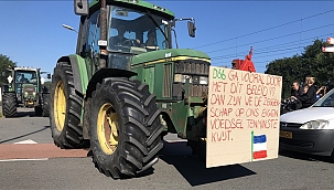 Hollanda'da çiftçiler traktörler ve saman balyaları ile otobanlarda trafiği engelledi