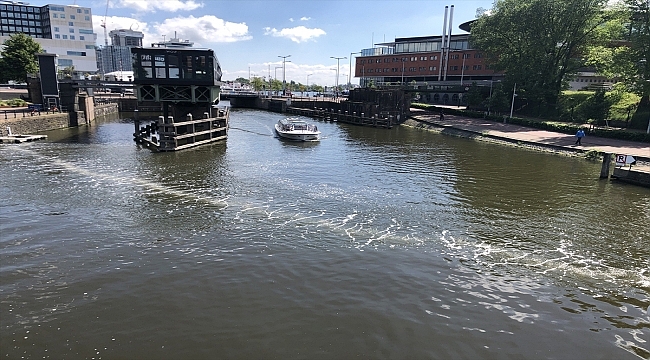 Hollanda kabarcık bariyeri tekniğiyle kanallardaki plastik atıkları geri dönüştürüyor