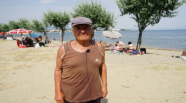 Emekli gurbetçi Güre sahiline diktiği iğde ağaçlarıyla her gün ilgileniyor