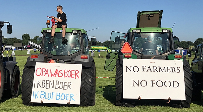 Hollanda'da hükümetin iklim politikalarını protesto eden çiftçilerden yol kapama eylemi