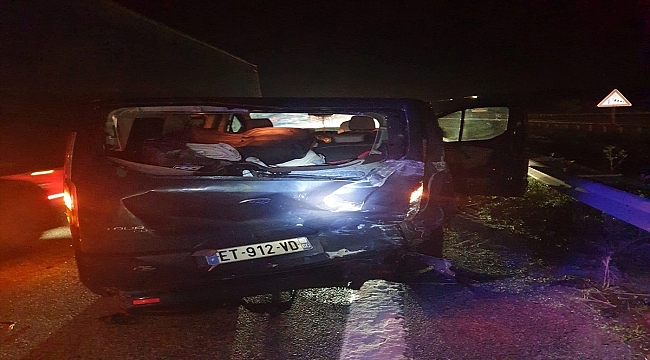 Kırklareli'nde tırdan kopan lastiğin neden olduğu kazada 7 gurbetçi yaralandı