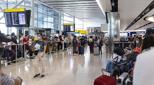 Öfkeli Türk yolcular saatlerce Rotterdam Lahey Havalimanı'ndan ayrılmayı reddetti