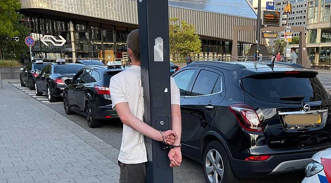 Rotterdam polisi hırsızı çarşı meydanındaki bir direğe bağladı