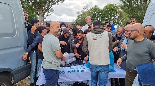 Hollanda'da Türkler tarafından toplanan yardım aynı gün sokakta kalan ilticacılara ulaştırıldı