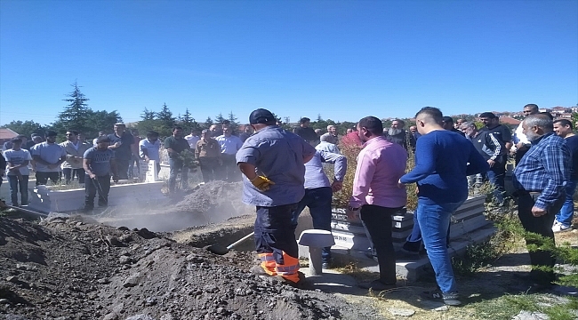 Almanya'da nehirde boğulan baba ve oğlunun cenazesi Konya'da toprağa verildi