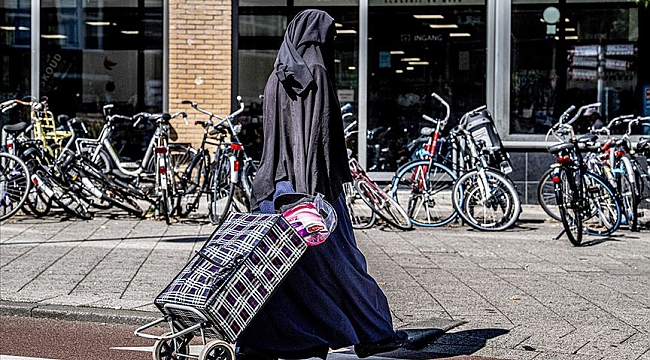 Amsterdam Belediye Meclisinden "burka yasağının kaldırılması" önerisi